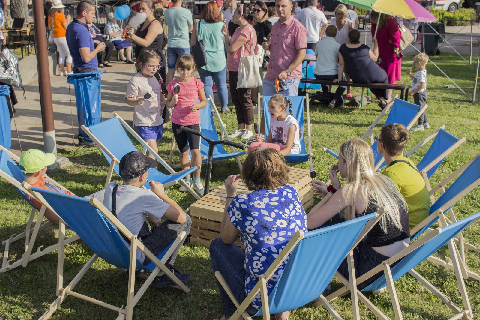 Strefa chillout z niebieskich leżaków na imprezie plenerowej w Rzeszowie