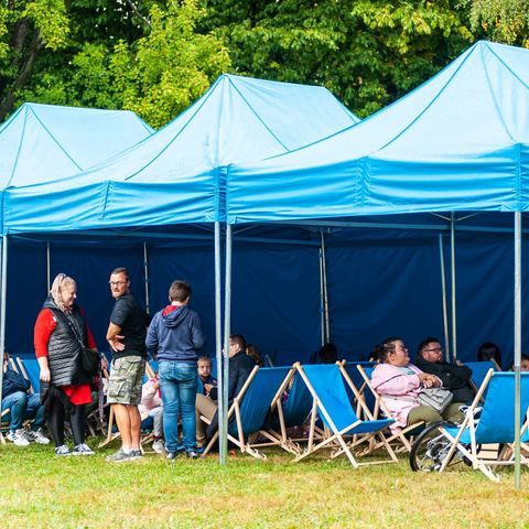 Strefa relaksu z leżaków pod namiotami ekspresowymi