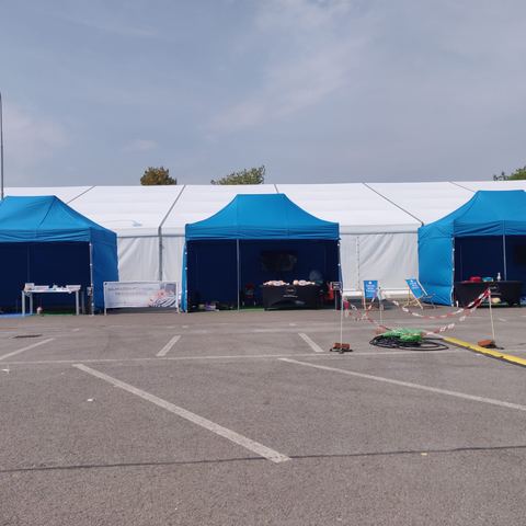 Trzy niebieskie namioty ekspresowe na stoiskach eventowych