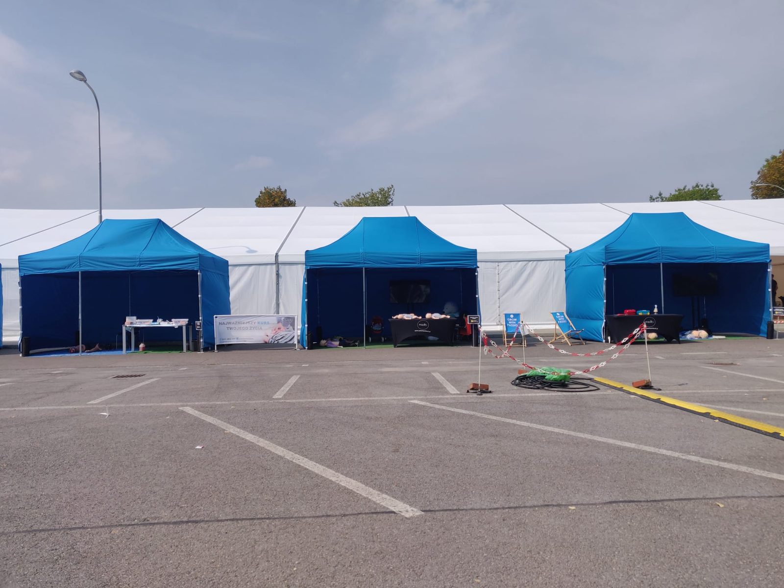 Wynajem namiotów ekspresowych Rzeszów — niebieski namiot 4,5×3 m na imprezie plenerowej